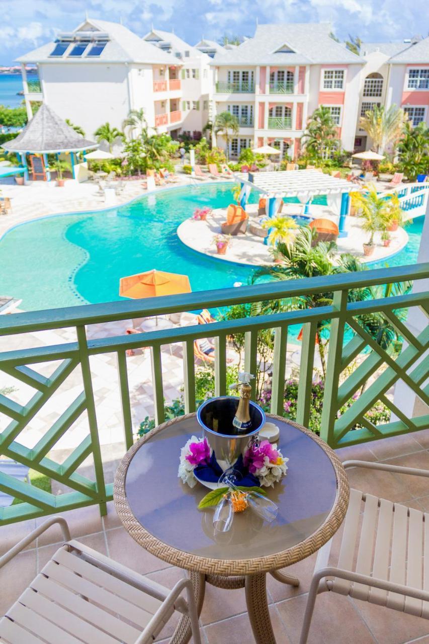 Alojamiento Deluxe con vistas a la piscina - 1 cama extragrande